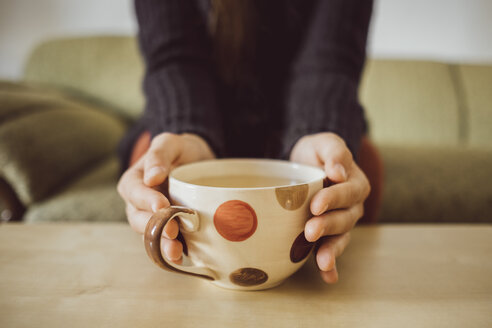 Hände einer Frau halten Teetasse, Nahaufnahme - JSCF00014