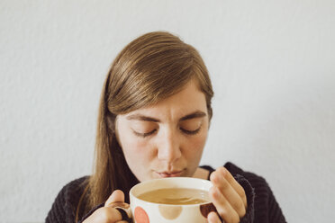 Frau mit heißer Tasse Tee - JSCF00015