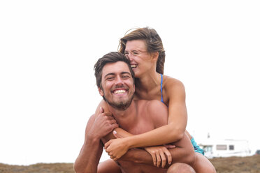 Porträt eines lachenden Paares am Strand - SIPF01868