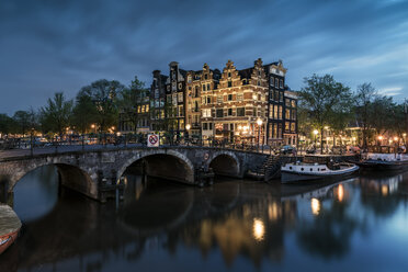 Niederlande, Amsterdam, Amsterdam, Kanalansicht in der Abenddämmerung - XCF00159