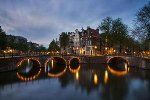Niederlande, Amsterdam, Amsterdam, Kanalansicht in der Morgendämmerung - XCF00160