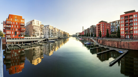 Germany, Frankfurt, modern luxury apartment buildings at Westhafen - PUF00899