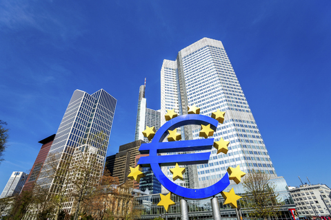 Deutschland, Frankfurt, Euro-Symbol und Wolkenkratzer der Europäischen Zentralbank im Hintergrund, lizenzfreies Stockfoto