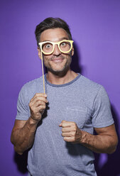 Portrait of starring man with comedy glasses - PNEF00333