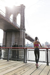 Frau beim morgendlichen Training in Manhattan in der Nähe der Brooklyn Bridge - GIOF03318