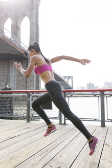 Frau beim morgendlichen Training in Manhattan in der Nähe der Brooklyn Bridge - GIOF03319