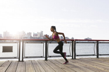 Woman training in the morning in Manhattan near Brooklyn Bridge - GIOF03320