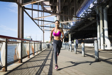 Frau beim morgendlichen Training in Manhattan in der Nähe der Brooklyn Bridge - GIOF03328