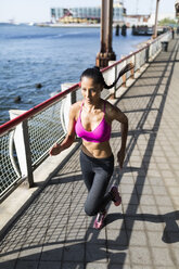 Woman training in the morning in Manhattan near Brooklyn Bridge - GIOF03329