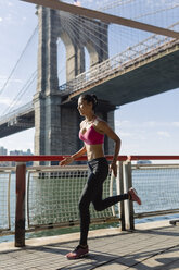 Frau beim morgendlichen Training in Manhattan in der Nähe der Brooklyn Bridge - GIOF03330