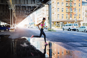 Woman training in the morning in Manhattan near Brooklyn Bridge - GIOF03346