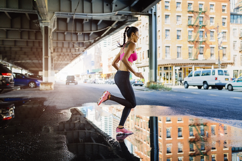 Frau beim morgendlichen Training in Manhattan in der Nähe der Brooklyn Bridge, lizenzfreies Stockfoto