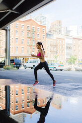 Frau beim morgendlichen Training in Manhattan in der Nähe der Brooklyn Bridge - GIOF03348