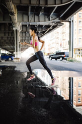 Frau beim morgendlichen Training in Manhattan in der Nähe der Brooklyn Bridge - GIOF03349