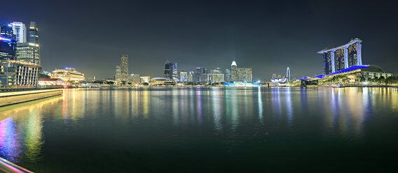 Singapur, Blick auf die Skyline bei Nacht - VTF00599