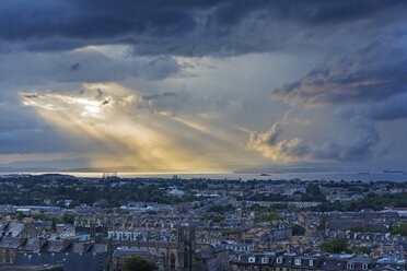 Great Britain, Scotland, Edinburgh, North Sea and sun beams - FOF09521