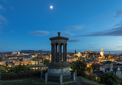 Großbritannien, Schottland, Edinburgh, Blick vom Calton Hill mit Dugald Stewart Monument, Stadtbild der Altstadt mit Schloss und Balmoral Hotel - FOF09522