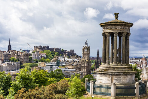 Großbritannien, Schottland, Edinburgh, Stadtbild der Altstadt, Dugald Stewart Monument, mit Edinburgh Castle, Scott Monument und Balmoral Hotel - FOF09523