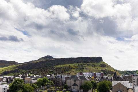 Großbritannien, Schottland, Edinburgh, Blick von Calton Hill auf Salisbury Crags und Arthur's Seat, lizenzfreies Stockfoto