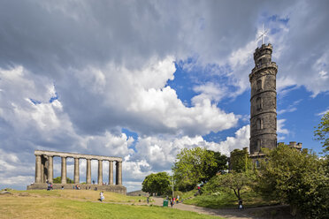 Großbritannien, Schottland, Edinburgh, Calton Hill, National Monument of Scotland und Nelson Monument - FOF09526