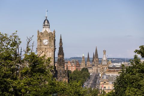 Großbritannien, Schottland, Edinburgh, Altstadt, Scott Monument und Balmoral Hotel, lizenzfreies Stockfoto