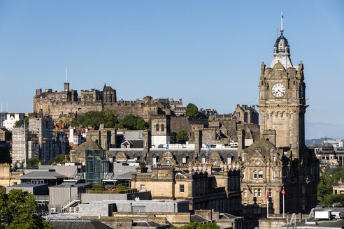 Großbritannien, Schottland, Edinburgh, Blick vom Calton Hill, Altstadt mit Edinburgh Castle und Balmoral Hotel - FOF09529