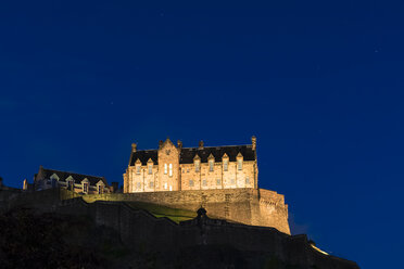 Großbritannien, Schottland, Edinburgh, Castle Rock, Edinburgh Castle bei Nacht - FOF09532