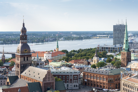 Lettland, Riga, Altstadt, mit Rigaer Dom und Peterskirche, Rigaer Schloss und Fluss Daugava, lizenzfreies Stockfoto