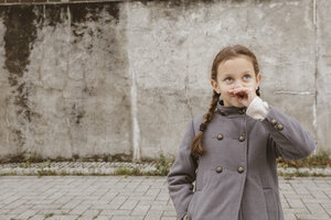 Porträt eines kleinen Mädchens mit Zöpfen und grauem Mantel - KMKF00063