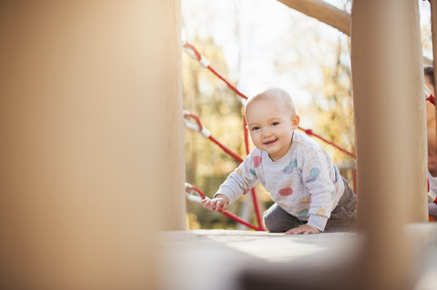 Porträt eines glücklichen kleinen Mädchens auf dem Spielplatz, lizenzfreies Stockfoto