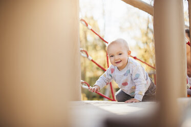 Porträt eines glücklichen kleinen Mädchens auf dem Spielplatz - DIGF03202