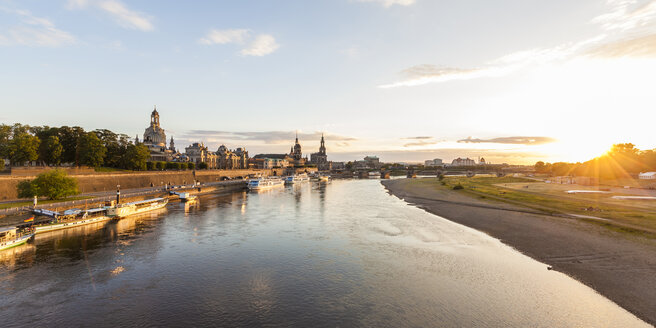 Deutschland, Dresden, Stadtansicht mit Elbe - WDF04205