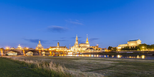 Deutschland, Dresden, Stadtansicht mit Elbe und Augustusbrücke - WDF04212