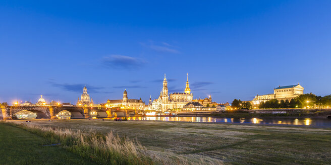 Deutschland, Dresden, Stadtansicht mit Elbe und Augustusbrücke - WDF04212