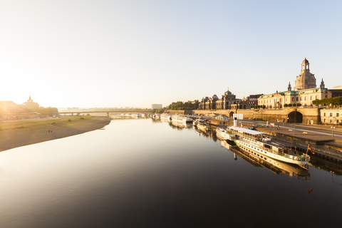 Deutschland, Dresden, Elbe mit Brühlscher Terrasse und Akademie der Bildenden Künste, lizenzfreies Stockfoto