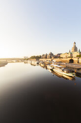 Deutschland, Dresden, Elbe mit Brühlscher Terrasse und Akademie der Bildenden Künste - WDF04217