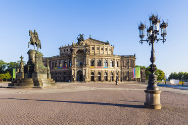 Deutschland, Dresden, Semperoper mit Reiterstandbild - WDF04218