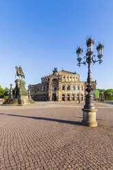 Deutschland, Dresden, Semperoper mit Reiterstandbild - WDF04219