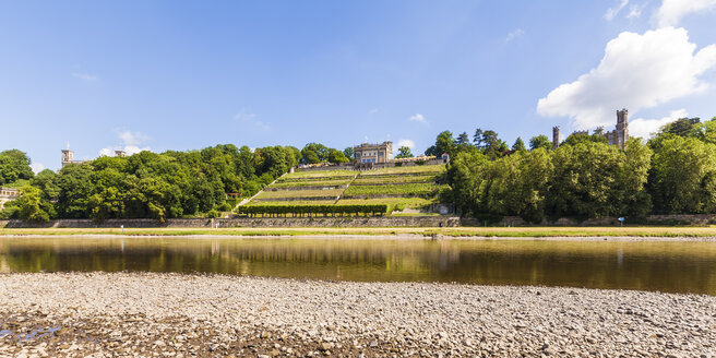 Deutschland, Dresden, Elbschlösser am Fluss - WDF04225