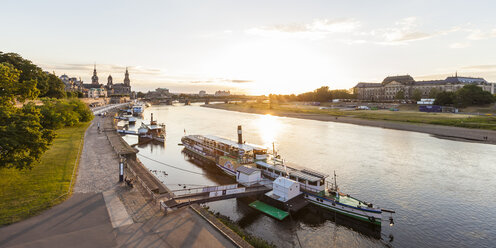 Deutschland, Dresden, Brühlsche Terrasse mit Schaufelraddampfer auf der Elbe bei Sonnenuntergang - WD04235