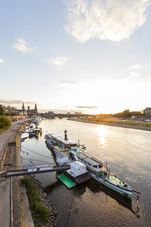 Deutschland, Dresden, Brühlsche Terrasse mit Schaufelraddampfer auf der Elbe bei Sonnenuntergang - WD04236