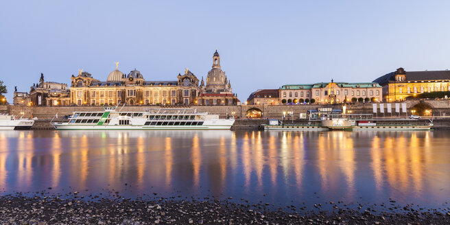 Deutschland, Dresden, Brühlsche Terrasse mit Schaufelraddampfer auf der Elbe bei Sonnenuntergang - WD04239