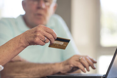 Älteres Paar kauft online mit Kreditkarte ein - ZEF14745
