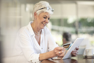 Ältere Frau beim Online-Einkauf mit Kreditkarte - ZEF14747