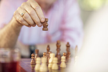 Nahaufnahme eines älteren Paares beim Schachspielen - ZEF14758