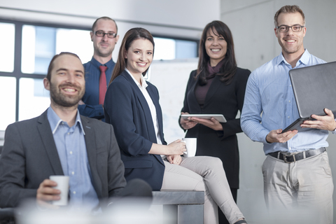 Porträt eines lächelnden Geschäftsteams im Büro, lizenzfreies Stockfoto