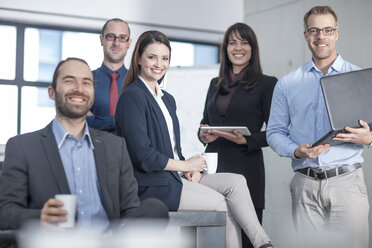 Porträt eines lächelnden Geschäftsteams im Büro - ZEF14809