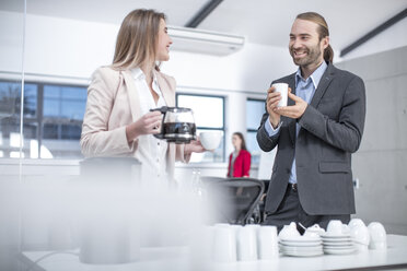 Geschäftsmann und Geschäftsfrau beim Kaffee im Büro - ZEF14813