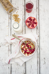 Frühstück mit Obstmüsli mit Granatapfelkernen, einer Flasche Milch und einem Glas Granatapfelsaft - LVF06415