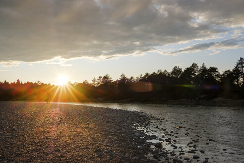 Deutschland, Bayern, Geretsried, Naturschutzgebiet Isarauen, Fluss Isar bei Sonnenuntergang - SIEF07608